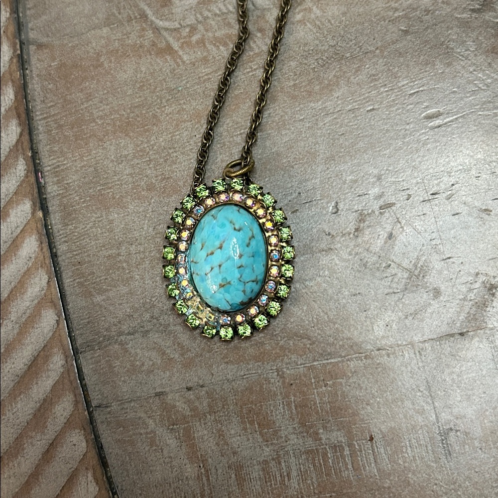 Elegant Turquoise Pendant Necklace with Gold Detailing - Picture 4 of 11